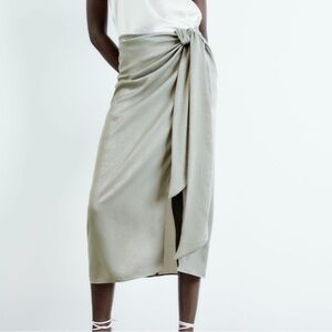 Satin effect skirt with knot